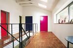 Drzwi wewnętrzne w różnych kolorach to grzech ciężki? Architekt podpowiada